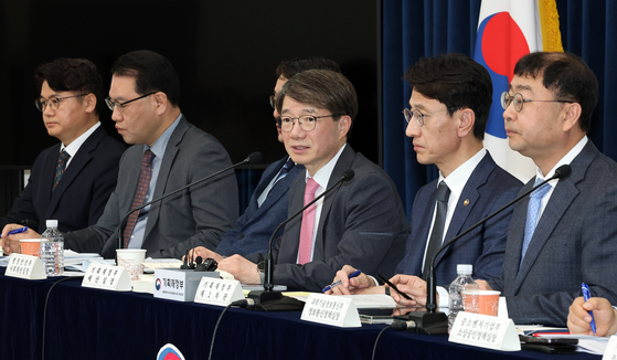 기획재정부 김동일 예산실장(오른쪽 세 번째)이 지난달 17일 정부세종청사 민원동 공용 브리핑실에서 2025년 추가경정예산안 상세 브리핑을 하고 있다. 연합뉴스