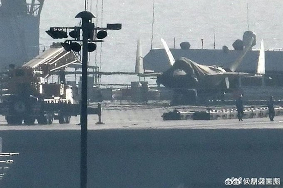 중국 인해방군 해군 항공모하인 푸젠함 갑판 위에 J-35로 보이는 전투기 목업(모형)이 올려져 있다. X@Hurin92