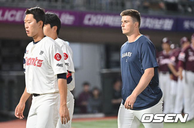 [OSEN=부산, 이석우 기자] 5일 부산 사직야구장에서 2025 신한 SOL 뱅크 KBO 리그 롯데 자이언츠와 키움 히어로즈의 경기가 열렸다. 홈팀 롯데는 데이비슨이, 방문팀 키움은 하영민이 선발 출전했다.롯데 자이언츠 데이비슨과 선수들이 키움 히어로즈에 5-10으로 패한 후 어두운 표정을 짓고 있다. 2025.06.05 / foto0307@osen.co.kr
