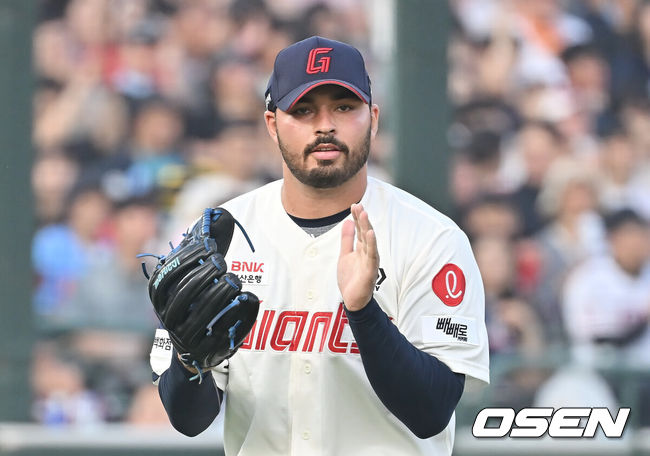 [OSEN=부산, 이석우 기자] 3일 부산 사직야구장에서 2025 신한 SOL 뱅크 KBO 리그 롯데 자이언츠와 키움 히어로즈의 경기가 열렸다. 홈팀 롯데는 감보아가, 방문팀 키움은 김연주가 선발 출전했다.롯데 자이언츠 선발 투수 감보아가 6회초 수비를 무실점으로 막고 기뻐하고 있다. 2025.06.03 / foto0307@osen.co.kr