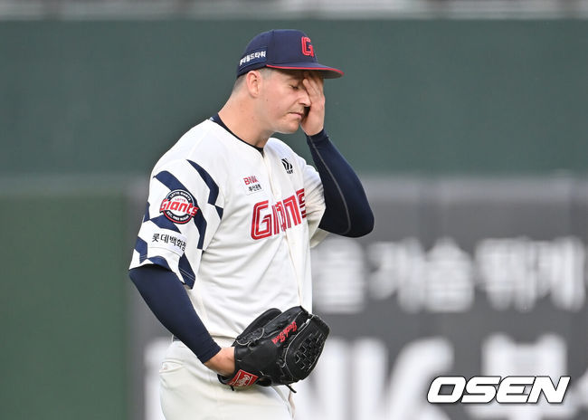 [OSEN=부산, 이석우 기자] 5일 부산 사직야구장에서 2025 신한 SOL 뱅크 KBO 리그 롯데 자이언츠와 키움 히어로즈의 경기가 열렸다. 홈팀 롯데는 데이비슨이, 방문팀 키움은 하영민이 선발 출전했다.롯데 자이언츠 선발 투수 데이비슨이 1회초에만 4실점하고 아쉬워하고 있다. 2025.06.05 / foto0307@osen.co.kr