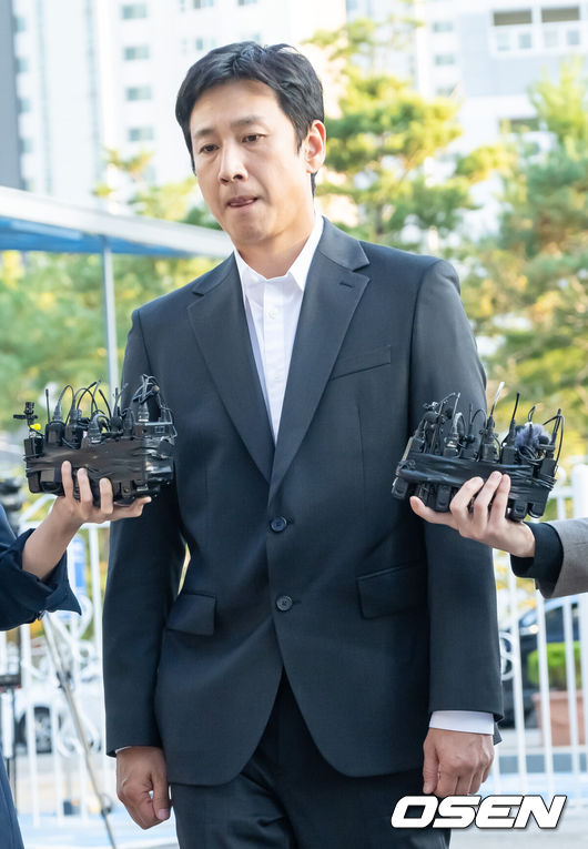 [OSEN=인천, 박준형 기자] 마약 투약 혐의로 입건된 배우 이선균이 28일 인천논현경찰서에 소환돼 조사를 받았다.경찰은 이선균이 출석하면 시약 검사를 진행해 마약 투약 여부와 종류·횟수 등을 파악할 예정이다.이선균은 올해 초부터 유흥업소 실장 A(29·여)씨의 서울 자택에서 대마초 등 여러 종류의 마약을 투약한 혐의를 받고 있다.유흥업소 실장 A씨는 향정 혐의로 구속됐고, 의사와 유흥업소 종업원도 각각 마약 공급과 투약 혐의로 입건됐다. A씨는 이선균을 협박해 3억5천만원을 뜯은 혐의도 받고 있다.이선균이 출석하고 있다.  2023.10.28  / soul1014@osen.co.kr