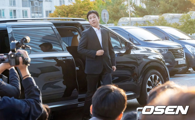 [OSEN=인천, 박준형 기자] 마약 투약 혐의로 입건된 배우 이선균이 28일 인천논현경찰서에 소환돼 조사를 받았다.경찰은 이선균이 출석하면 시약 검사를 진행해 마약 투약 여부와 종류·횟수 등을 파악할 예정이다.이선균은 올해 초부터 유흥업소 실장 A(29·여)씨의 서울 자택에서 대마초 등 여러 종류의 마약을 투약한 혐의를 받고 있다.유흥업소 실장 A씨는 향정 혐의로 구속됐고, 의사와 유흥업소 종업원도 각각 마약 공급과 투약 혐의로 입건됐다. A씨는 이선균을 협박해 3억5천만원을 뜯은 혐의도 받고 있다.이선균이 차량에서 내려 경찰서로 출석하고 있다.  2023.10.28  / soul1014@osen.co.kr