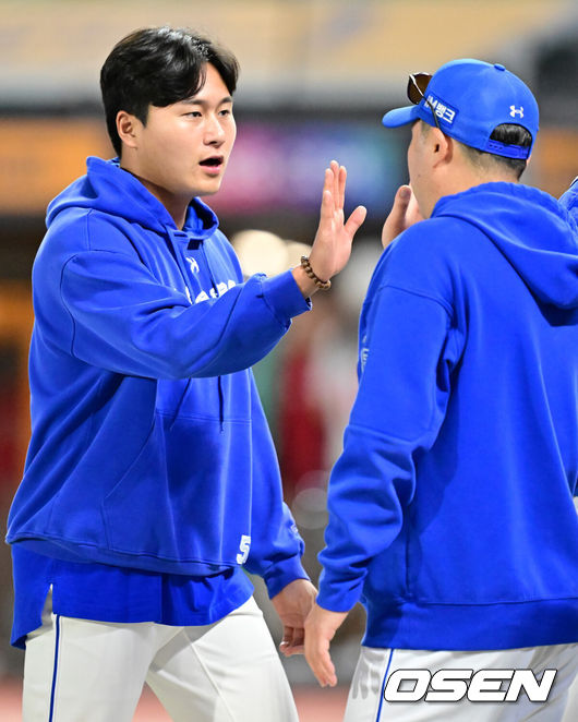 [OSEN=인천, 민경훈 기자] 5일 오후 인천 SSG랜더스필드에서 ‘2025 신한 SOL BANK KBO리그’ SSG 랜더스와 삼성 라이온즈의 경기가 열렸다.이 경기에서 삼성은 3-1로 승리했다. 극심한 타격 부진에 시달렸던 구자욱은 3안타 2타점으로 공격을 주도했고 좌완 이승현은 시즌 2승째를 거뒀다. 반면 SSG는 연승 행진을 ‘4’에서 마감했다.경기를 마치고 삼성 승리투수 이승현이 박진만 감독과 하이파이브를 하고 있다. 2025.06.05  / rumi@osen.co.kr