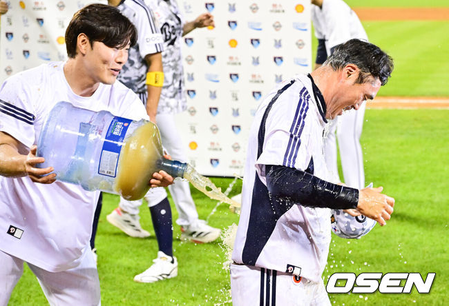 [OSEN=잠실, 박준형 기자] 프로야구 두산 베어스가 극적인 끝내기 승리로 4연패를 끊었다.두산은 5일 서울 잠실구장에서 열린 ‘2025 신한은행 SOL Bank KBO리그’ KIA 타이거즈와의 경기에서 연장 혈투 끝에 2-1 끝내기 승리를 거뒀다. 이날 승리로 두산은 4연패에서 탈출했다. 조성환 감독대행은 부임 후 첫 승리를 따냈다.경기종료 후 조성환 감독 대행이 최원준에게 축하 물세례를 받고 있다.   2025.06.05 / soul1014@osen.co.kr