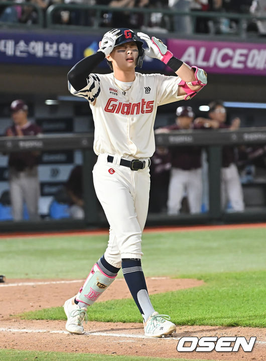 [OSEN=부산, 이석우 기자] 4일 부산 사직야구장에서 2025 신한 SOL 뱅크 KBO 리그 롯데 자이언츠와 키움 히어로즈의 경기가 열렸다. 홈팀 롯데는 박세웅이, 방문팀 키움은 김윤하가 선발 출전했다.롯데 자이언츠 윤동희가 8회말 2사 만루 유격수 직선타로 아웃되자 아쉬워하고 있다. 2025.06.04 / foto0307@osen.co.kr