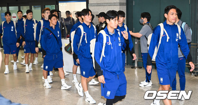 [OSEN=인천공항, 조은정 기자]월드컵 11회 연속 본선 진출에 성공한 한국 축구 국가대표팀이 6일 인천국제공항을 통해 이라크에서 귀국했다.한국은 6일 새벽(한국 시간)이라크 원정서 2-0 승리로 승점 19(5승 4무)점을 확보하면서 월드컵 11회 연속 본선 진출을 확정지었다.축구대표팀이 입국장을 나서고 있다. 2025.06.06 /cej@osen.co.kr