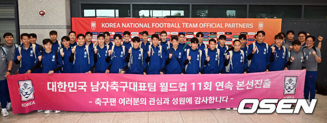 [OSEN=인천공항, 조은정 기자]월드컵 11회 연속 본선 진출에 성공한 한국 축구 국가대표팀이 6일 인천국제공항을 통해 이라크에서 귀국했다.한국은 6일 새벽(한국 시간)이라크 원정서 2-0 승리로 승점 19(5승 4무)점을 확보하면서 월드컵 11회 연속 본선 진출을 확정지었다.축구대표팀이 포즈를 취하고 있다. 2025.06.06 /cej@osen.co.kr