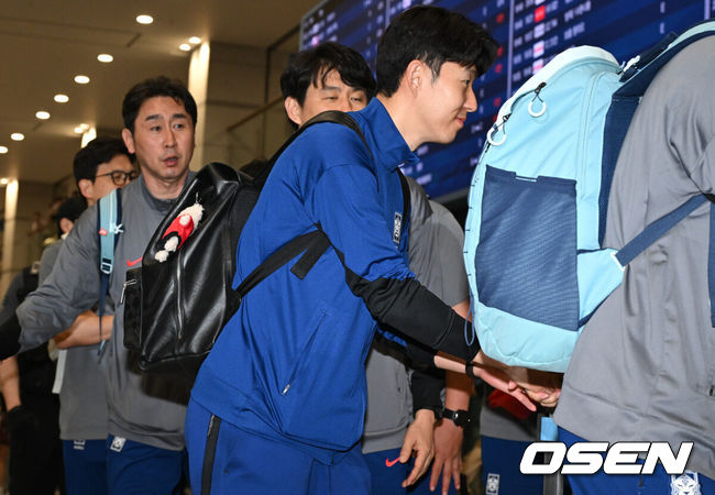 [OSEN=인천공항, 조은정 기자]월드컵 11회 연속 본선 진출에 성공한 한국 축구 국가대표팀이 6일 인천국제공항을 통해 이라크에서 귀국했다.한국은 6일 새벽(한국 시간)이라크 원정서 2-0 승리로 승점 19(5승 4무)점을 확보하면서 월드컵 11회 연속 본선 진출을 확정지었다.축구대표팀 손흥민이 입국장을 나서고 있다. 2025.06.06 /cej@osen.co.kr