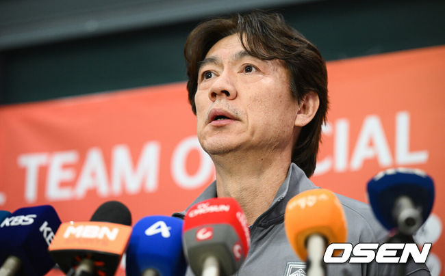 [OSEN=인천공항, 조은정 기자]월드컵 11회 연속 본선 진출에 성공한 한국 축구 국가대표팀이 6일 인천국제공항을 통해 이라크에서 귀국했다.한국은 6일 새벽(한국 시간)이라크 원정서 2-0 승리로 승점 19(5승 4무)점을 확보하면서 월드컵 11회 연속 본선 진출을 확정지었다.축구대표팀 홍명보 감독이 취재진과 인터뷰를 하고 있다.  2025.06.06 /cej@osen.co.kr