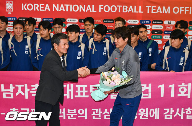 [OSEN=인천공항, 조은정 기자]월드컵 11회 연속 본선 진출에 성공한 한국 축구 국가대표팀이 6일 인천국제공항을 통해 이라크에서 귀국했다.한국은 6일 새벽(한국 시간)이라크 원정서 2-0 승리로 승점 19(5승 4무)점을 확보하면서 월드컵 11회 연속 본선 진출을 확정지었다.정몽규 대한축구협회장(왼쪽)이 축구대표팀 홍명보 감독에게 꽃다발을 전달하고 있다. 2025.06.06 /cej@osen.co.kr