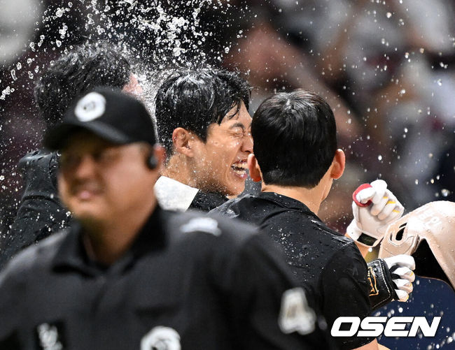 [OSEN=고척, 이대선 기자] 프로야구 키움 히어로즈가 극적인 끝내기 승리로 3연승을 질주했다.키움은 6일 서울 고척스카이돔에서 열린 ‘2025 신한은행 SOL Bank KBO리그’은 LG 트윈스와의 경기에서 2-1로 승리했다. 이날 승리로 시즌 두 번째 3연승에 성공했다. 3월 28일 SSG전 승리 이후 70일 만에 3연승이다.10회말 끝내기 홈런을 기록한 키움 송성문이 동료들에게 축하 받고 있다. 2025.06.06 /sunday@osen.co.kr
