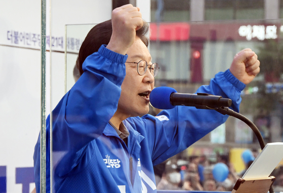 이재명 대통령이 더불어민주당 대통령 후보 때인 지난 1일 부산 동구 부산역 광장에서 유권자들에게 지지를 호소하고 있다. 김성룡 기자