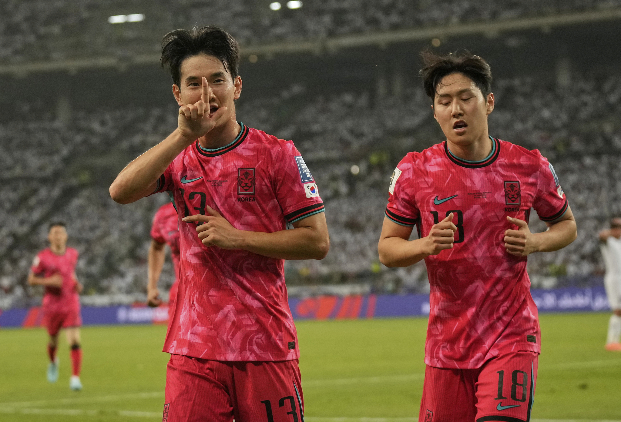6일 이라크전에서 선제골을 터트린 김진규(왼쪽)와 그의 골을 어시스트한 이강인(오른쪽). [AP=연합뉴스]