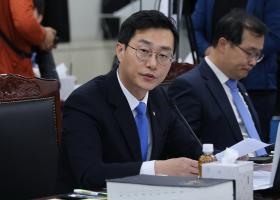 장경태 더불어민주당 의원이 지난해 10월 17일 대구지검 신관 7층에서 열린 국회 법제사법위원회의 대구고검 등에 대한 국정감사에서 질의하고 있다. 연합뉴스