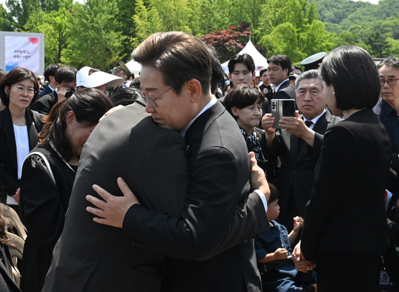 이재명 대통령이 6일 서울 동작구 국립서울현충원에서 열린 제70회 현충일 추념식에서 참석자를 위로하며 포옹하고 있다, 대통령실사진기자단