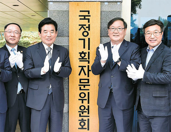 문재인 정부의 국정운영 밑그림을 그렸던 국정기획자문위원회가 2017년 5월 22일 서울 종로구 금융감독원 연수원에서 현판식을 열고 공식 발족하는 모습. 김성룡 기자