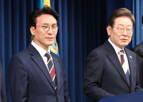 이재명 대통령이 4일 서울 용산구 대통령실 청사 브리핑룸에서 국무총리와 국정원장, 대통령 비서실장 등 인선발표를 하고 있다. 국무총리 후보자로는 김민석 국회의원, 국정원장 후보자로는 이종석 전 통일부장관이 지명됐다. 대통령 비서실장으로는 강훈식 국회의원, 안보실장에는 위성락 국회의원이 임명됐고, 경호처장은 황인권 전 육군 대장, 대변인은 강유정 국회의원이 임명됐다. 뉴스1