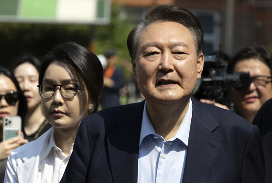 윤석열 전 대통령과 김건희 여사가 제21대 대통령 선거일인 3일 오전 서울 서초구 원명초등학교에 마련된 서초4동 제3투표소에서 투표를 마치고 차량으로 이동하고 있다. 뉴스1