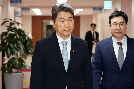  이주호 대통령 권한대행 부총리 겸 교육부 장관이 28일 정부서울청사에서 열린 국무회의에 입장하고 있다. [대통령실사진기자단]