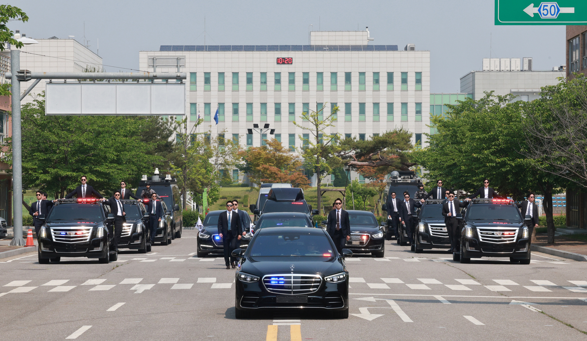 제21대 대통령 취임식을 앞둔 27일 서울 강서 대통령경호처 경호안전교육원에서 경호관들이 차량 퍼레이드 훈련을 하고 있다. 대통령실사진기자단