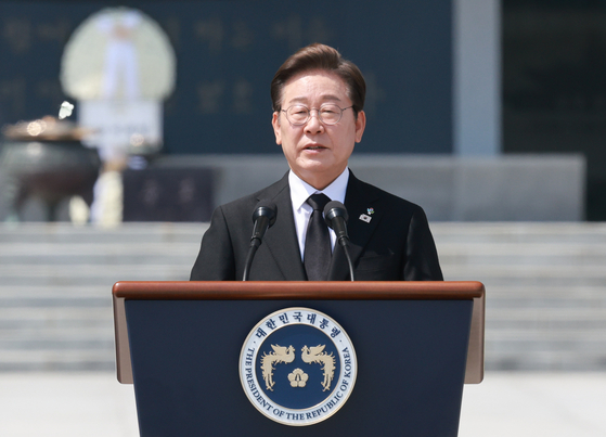 이재명 대통령이 6일 서울 동작구 국립서울현충원에서 열린 70회 현충일 추념식에서 추념사를 하고 있다. 연합뉴스