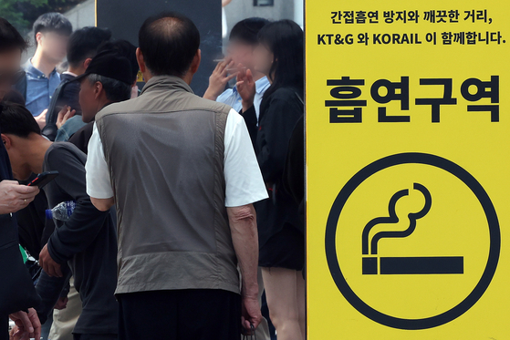 지난달 31일 서울역 흡연실에서 시민들이 담배를 피고 있다. 뉴스1