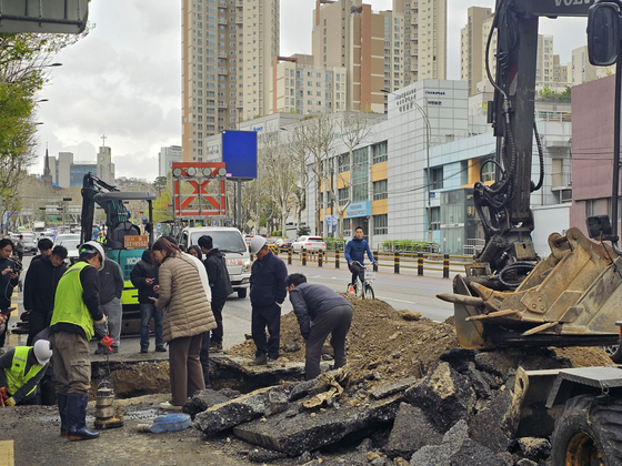 지난 4월 13일 서울 마포구 애오개역 인근에서 직경 40㎝, 깊이 1.3m의 싱크홀(땅 꺼짐)사고가 발생했다. 하수도관 파열을 사고 원인으로 추정한 서울시는 정확한 원인 조사를 위해 싱크홀 밑 부분을 팠다. 이찬규 기자