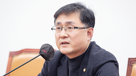 (서울=뉴스1) 유승관 기자 = 김성환 더불어민주당 정책위의장이 12일 서울 여의도 국회에서 기자간담회를 열고 국민감세안 관련 내용을 취재진에게 설명하고 있다. 2022.12.12/뉴스1