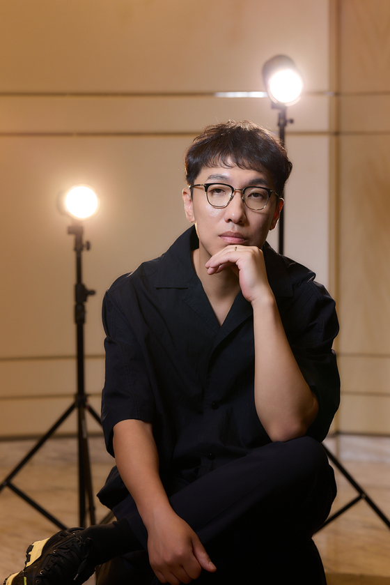 윤종빈 감독은 5일 오후 서울 종로구에서 진행된 라운드 인터뷰를 통해 "제안받았을 때 제 작업과 거리가 있는 대본이라고 느꼈다"며 "큰 이야기는 작가가 짠 판을 그대로 썼고, 인물설정의 디테일을 배우들과 의논하며 수정했다"고 전했다. 사진 월트디즈니 컴퍼니 코리아