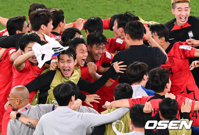  [OSEN=도하(카타르), 박준형 기자]   '알라이얀의 기적'이 일어났다. 한국이 20년 만에 또포르투갈을 2-1로 제압하며 16강 진출을 확정했다.파울루 벤투 감독이 이끄는 한국 축구 대표팀은 3일 0시(이하 한국시간) 카타르의 알 라이얀 에듀케이션시티 스타디움에서 열린 2022 카타르 월드컵 H조 조별리그 최종 3차전에서 포르투갈을 2-1로 제압했다.이날 승리로 한국은1승1무1패(골득실 0, 4득점 4실점)을 기록했다. 같은 시각우루과이는 가나를 2-0으로 이겼지만 1승1무1패(골득실 0, 2득점 2실점)이 됐다.한국이 다득점에서 앞서 극적으로 조 2위를 차지하며 16강에 진출했다.16강 확정에 기뻐하는 축구대표팀과 눈물 보이는 손흥민.  2022.12.02 / soul1014@osen.co.kr