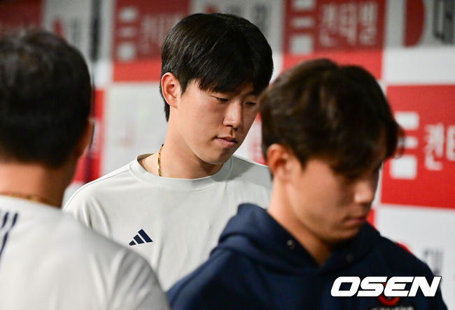 [OSEN=고척, 박준형 기자] 두산 베어스가 23일 서울 고척스카이돔에서 열린 2025 신한 SOL뱅크 KBO리그 키움 히어로즈와의 시즌 4차전에서 8-2로 승리했다.두산은 전날 패배 설욕과 함께 3연패에서 탈출하며 시즌 10승 14패를 기록했다. 반면 연승이 좌절된 키움은 9승 18패가 됐다.경기종료 후 두산 김유성이 어두운 표정을 짓고 있다.  2025.04.23 / soul1014@osen.co.kr