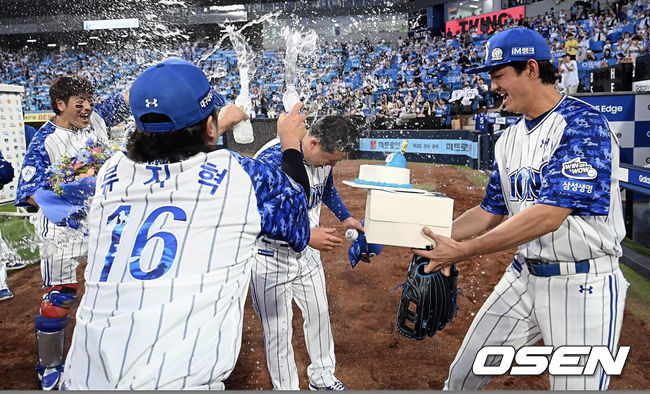 [OSEN=대구, 이석우 기자] 6일 대구삼성라이온즈파크에서 2025 신한 SOL 뱅크 KBO 리그 삼성 라이온즈와 NC 다이노스의 경기가 열렸다. 홈팀 삼성은 원태인이, 방문팀 NC는 김녹원이 선발 출전했다. 삼성 라이온즈 박진만 감독이 NC 다이노스에 7-3으로 승리한 후 200승 축하를 받고 있다. 2025.06.06 / foto0307@osen.co.kr