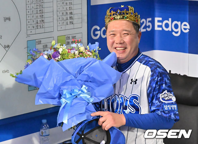 [OSEN=대구, 이석우 기자] 6일 대구삼성라이온즈파크에서 2025 신한 SOL 뱅크 KBO 리그 삼성 라이온즈와 NC 다이노스의 경기가 열렸다. 홈팀 삼성은 원태인이, 방문팀 NC는 김녹원이 선발 출전했다. 삼성 라이온즈 박진만 감독이 NC 다이노스에 7-3으로 승리한 후 200승 축하 꽃다발과 왕관을 쓰고 있다. 2025.06.06 / foto0307@osen.co.kr