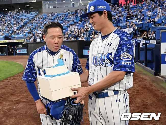 [OSEN=대구, 이석우 기자] 6일 대구삼성라이온즈파크에서 2025 신한 SOL 뱅크 KBO 리그 삼성 라이온즈와 NC 다이노스의 경기가 열렸다. 홈팀 삼성은 원태인이, 방문팀 NC는 김녹원이 선발 출전했다. 삼성 라이온즈 박진만 감독이 NC 다이노스에 7-3으로 승리한 후 200승 축하 케이크를 받고 있다. 2025.06.06 / foto0307@osen.co.kr