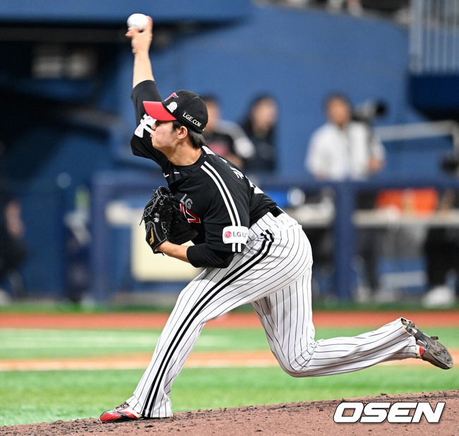 [OSEN=고척, 이대선 기자] 6일 오후 서울 고척스카이돔에서 2025 신한 SOL Bank KBO리그 키움 히어로즈와 LG 트윈스의 경기가 열렸다.키움은 로젠버그, LG는 치리노스를 선발 투수로 내세웠다.9회말 LG 김영우가 역투하고 있다. 2025.06.06 /sunday@osen.co.kr