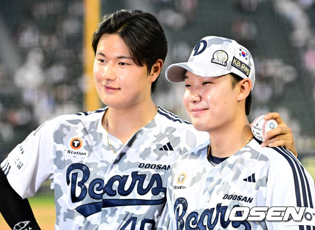 [OSEN=잠실, 지형준 기자] 프로야구 두산 베어스가 6일 서울 잠실구장에서 열린 2025 신한 SOL뱅크 KBO리그 롯데 자이언츠와의 시즌 7차전에서 5-2로 승리했다.9위 두산은 5월 14일 대전 한화 이글스전 이후 23일 만에 2연승에 성공하며 시즌 25승 3무 34패를 기록했다. 반면 최근 3연패, 원정 4연패 수렁에 빠진 롯데는 32승 3무 28패 4위로 떨어졌다.두산 김동준, 양재훈이 데뷔 첫 홈런, 세이브를 기록하며 포즈를 취하고 있다. 2025.06.06 /jpnews@osen.co.kr
