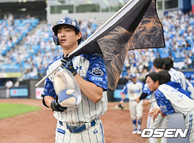 [OSEN=대구, 이석우 기자] 6일 대구삼성라이온즈파크에서 2025 신한 SOL 뱅크 KBO 리그 삼성 라이온즈와 NC 다이노스의 경기가 열렸다. 홈팀 삼성은 원태인이, 방문팀 NC는 김녹원이 선발 출전했다. 삼성 라이온즈 구자욱이 5회말 1사 1루 우월 2점 홈런을 치고 사자깃발을 들고 팬들을 향해 가고 있다. 2025.06.06 / foto0307@osen.co.kr