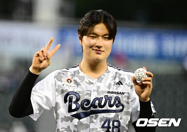 [OSEN=잠실, 지형준 기자] 프로야구 두산 베어스가 6일 서울 잠실구장에서 열린 2025 신한 SOL뱅크 KBO리그 롯데 자이언츠와의 시즌 7차전에서 5-2로 승리했다.9위 두산은 5월 14일 대전 한화 이글스전 이후 23일 만에 2연승에 성공하며 시즌 25승 3무 34패를 기록했다. 반면 최근 3연패, 원정 4연패 수렁에 빠진 롯데는 32승 3무 28패 4위로 떨어졌다.두산 김동준이 데뷔 첫 홈런 기념구를 들고 포즈를 취하고 있다. 2025.06.06 /jpnews@osen.co.kr
