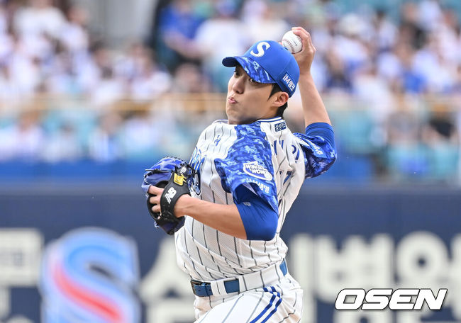[OSEN=대구, 이석우 기자] 6일 대구삼성라이온즈파크에서 2025 신한 SOL 뱅크 KBO 리그 삼성 라이온즈와 NC 다이노스의 경기가 열렸다. 홈팀 삼성은 원태인이, 방문팀 NC는 김녹원이 선발 출전했다. 삼성 라이온즈 선발 투수 원태인이 역투하고 있다. 2025.06.06 / foto0307@osen.co.kr