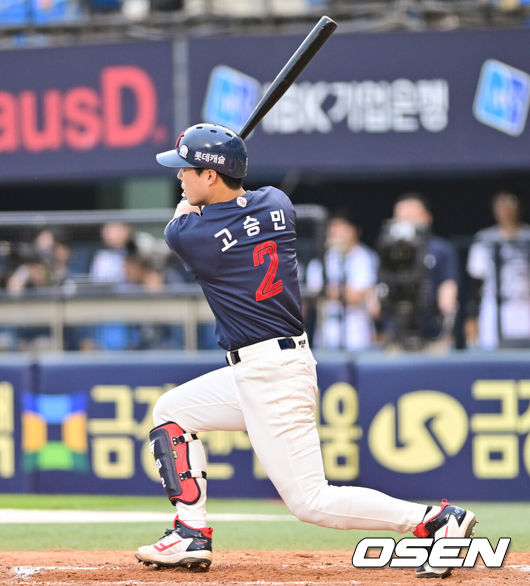 [OSEN=잠실, 박준형 기자] 7일 오후 서울 잠실구장에서 ‘2025 신한 SOL BANK KBO리그’ 두산 베어스와 롯데 자이언츠의 경기가 진행됐다.이날 두산은 최승용을 롯데는 이민석을 선발투수로 내세웠다.7회초 무사 1,2루 롯데 고승민이 1타점 적시타를 날리고 있다.   2025.06.07 