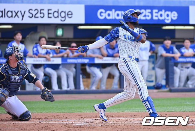 [OSEN=대구, 이석우 기자] 7일 대구삼성라이온즈파크에서 2025 신한 SOL 뱅크 KBO 리그 삼성 라이온즈와 NC 다이노스의 경기가 열렸다. 홈팀 삼성은 레예스가, 방문팀 NC는 신민혁이 선발 출전했다. 삼성 라이온즈 디아즈가 1회말 1사 1,3루 우월 역전 3점 홈런을 치고 있다. 2025.06.07 / foto0307@osen.co.kr