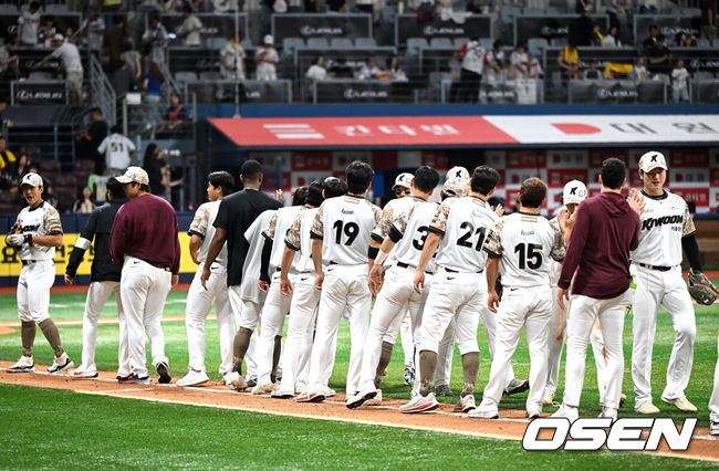 [OSEN=고척, 이대선 기자] 프로야구 최하위 키움 히어로즈가 1위 LG 트윈스를 꺾고 4연승을 달렸다.키움은 7일 서울 고척 스카이돔에서 열린 2025 KBO리그 LG와 경기에서 4-1로 승리했다.선발투수 알칸타라는 8이닝 동안 101구를 던지며 3피안타 6탈삼진 1실점으로 승리 투수가 됐다. 주승우가 9회 등판해 세이브를 기록했다.경기 종료 후 키움 선수들이 승리의 기쁨을 나누고 있다. 2025.06.07 /sunday@osen.co.kr