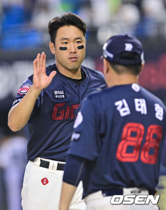 [OSEN=잠실, 박준형 기자] 롯데가 황성빈, 윤동희, 나승엽이 빠진 플랜B 타선의 힘을 앞세워 3연패를 끊어냈다.프로야구 롯데 자이언츠는 7일 서울 잠실구장에서 열린 2025 신한 SOL뱅크 두산 베어스와의 시즌 8차전에서 9-4로 승리했다. 롯데는 전날 패배 설욕과 함께 최근 3연패, 원정 4연패에서 탈출하며 시즌 33승 3무 28패를 기록했다. 반면 3연승이 좌절된 두산은 25승 3무 35패가 됐다.경기종료 후 롯데 전준우가 김태형 감독과 하이파이브를 하고 있다.  2025.06.07 / soul1014@osen.co.kr