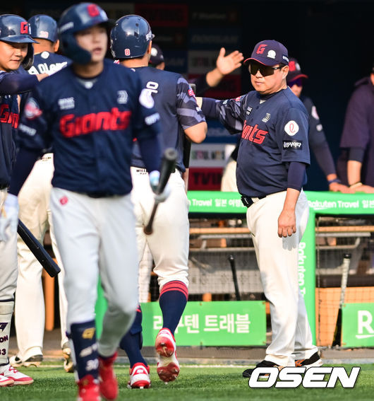 [OSEN=잠실, 박준형 기자] 7일 오후 서울 잠실구장에서 ‘2025 신한 SOL BANK KBO리그’ 두산 베어스와 롯데 자이언츠의 경기가 진행됐다.이날 두산은 최승용을 롯데는 이민석을 선발투수로 내세웠다.3회초 2사 1루 롯데 전준우가 2점 홈런을 날리고 김태형 감독의 축하를 받고 있다.    2025.06.07 / soul1014@osen.co.kr