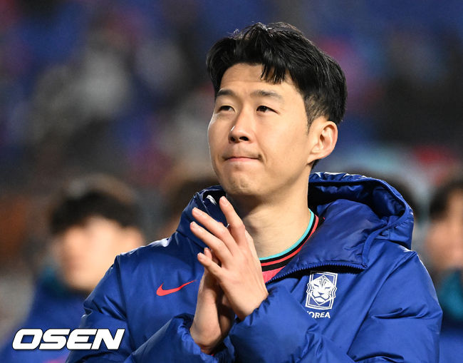 [OSEN=수원, 이대선 기자] 홍명보호가 이번에도 승리하지 못했다. 요르단과 아쉬운 무승부를 거두면서 3경기 연속 승점 1점을 추가하는 데만족해야 했다.홍명보 감독이이끄는 대한민국 축구대표팀은 25일 오후 8시 수원월드컵경기장에서 열린 2026 국제축구연맹(FIFA) 북중미 월드컵 아시아지역 3차 예선 B조 8차전에서 요르단과 1-1로 비겼다.경기 종료 후 한국 손흥민이 관중석을 향해 인사를 하고 있다. 2025.03.25 /sunday@osen.co.kr