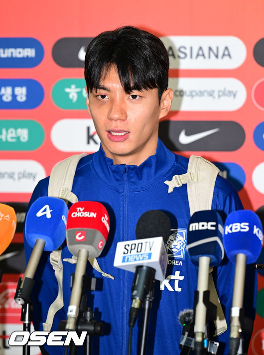[OSEN=인천공항, 김성락 기자] 대한민국 축구 국가대표팀이 6일 오전 3시 15분(한국시간) 이라크와2026 국제축구연맹(FIFA) 북중미 월드컵 아시아 3차 예선 B조 경기를 치르기 위해 이라크 원정 출국길에 올랐다.한국은 B조에서 선두(4승 4무, 승점 16)를 달리고 있다. 2위는요르단(승점 13), 3위는 이라크(승점 12). 홍명보호는 남은 2경기에서 승점 1만 추가하면 11회 연속 본선 진출을 확정한다.축구대표팀 전진우가 취재진의 질문에 대답하고 있다. 2025.06.02 / ksl0919@osen.co.kr
