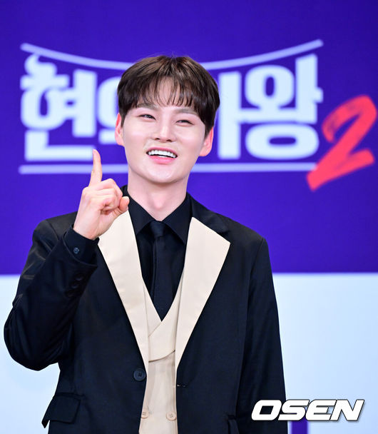 [OSEN=최규한 기자] 12일 오후 서울 상암동 누리꿈스퀘어 비즈니스타워에서 MBN '현역가왕2' 종영기념 기자간담회가 열렸다.'현역가왕2’는 박서진이 총점4574점을 기록하며 최종 우승을 차지했다. 이어 진해성-에녹-신승태-김준수-최수호-강문경이 차례로 톱7을 완성했다.가수 박서진이 포토타임을 하고 있다. 2025.03.12 / dreamer@osen.co.kr