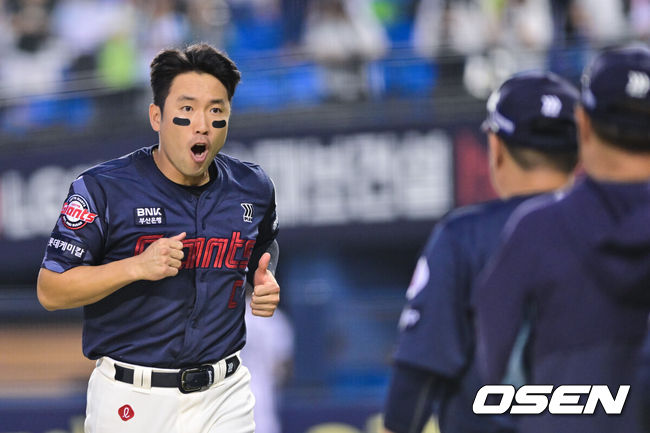[OSEN=잠실, 박준형 기자] 롯데가 황성빈, 윤동희, 나승엽이 빠진 플랜B 타선의 힘을 앞세워 3연패를 끊어냈다.프로야구 롯데 자이언츠는 7일 서울 잠실구장에서 열린 2025 신한 SOL뱅크 두산 베어스와의 시즌 8차전에서 9-4로 승리했다. 롯데는 전날 패배 설욕과 함께 최근 3연패, 원정 4연패에서 탈출하며 시즌 33승 3무 28패를 기록했다. 반면 3연승이 좌절된 두산은 25승 3무 35패가 됐다.경기종료 후 롯데 전준우가 김태형 감독과 하이파이브를 하고 있다.  2025.06.07 / soul1014@osen.co.kr