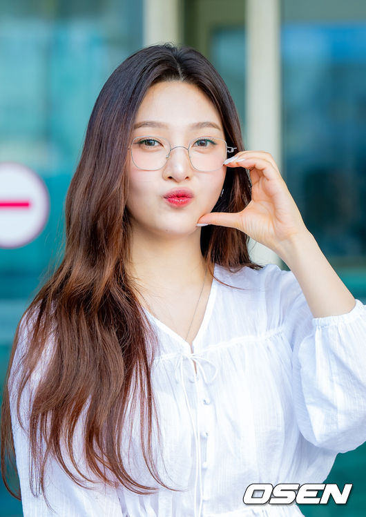 [OSEN=인천공항, 민경훈 기자] 레드벨벳 조이가 27일 해외일정차 인천국제공항을 통해 출국했다.이날 레드벨벳 조이는 화보 촬영 차 태국 푸켓으로 출국했다.레드벨벳 조이가 출국장으로 향하며 취재진을 향해 인사를 하고 있다. 2025.05.27 /rumi@osen.co.kr